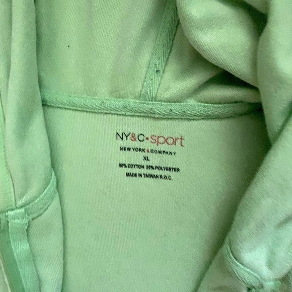 NEW York And Co Green XL Two Piece Capri Jogging Set - Picture 4 of 4